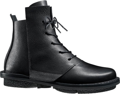 Unisex lace-up ankle boot with graphic lines.