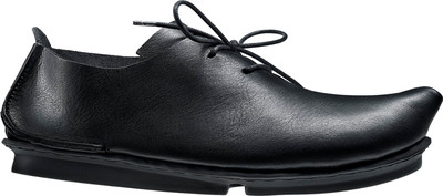 Unisex lace-up shoe with a cleverly slanted vamp

